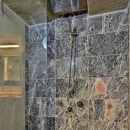 House מלון *